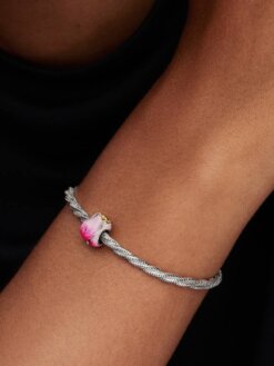 Detaljbild av Pandora Pink Tulip charm i rosa