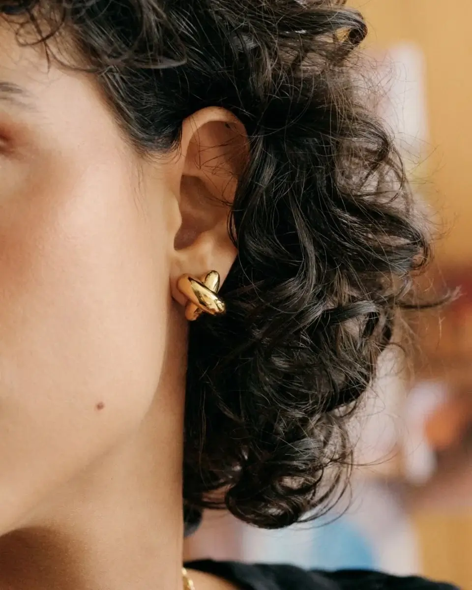 Alexa studs i guld från Edblad – eleganta stiftörhängen