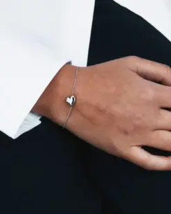 Detaljbild av stilrent armband i rostfritt stål