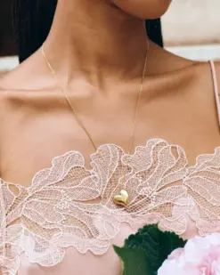 Amorina long gold necklace från Edblad – elegant halsbandsdesign