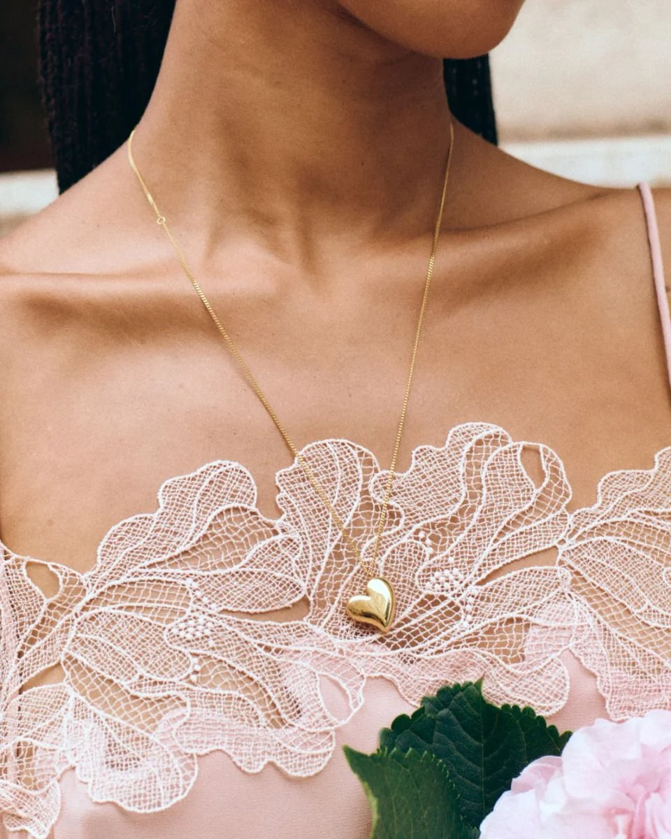 Amorina long gold necklace från Edblad – elegant halsbandsdesign