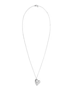 Detaljbild av rostfritt stål halsband med minimalistiskt pendel