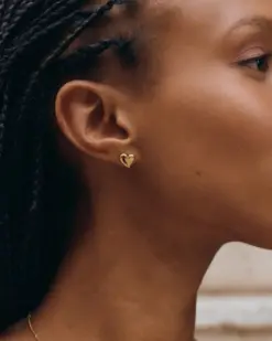 Amorina studs i guldpläterat stål från Edblad