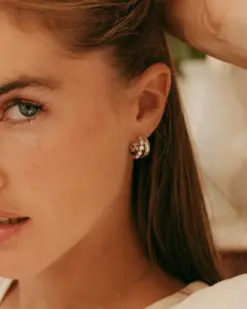 Detaljbild av rostfria stora hoop-örhängen med elegant finish