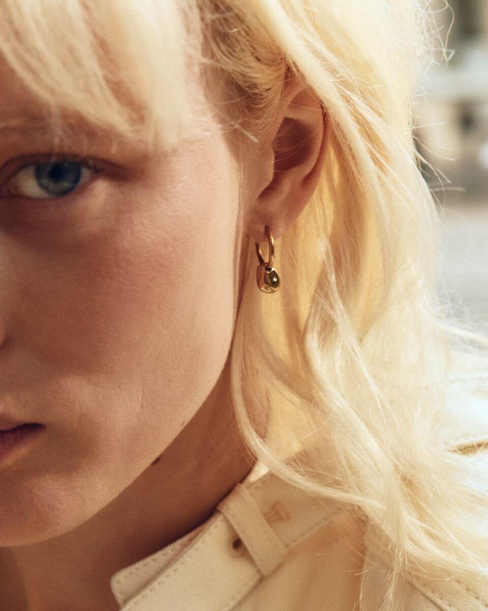 Edblad Leora Hoops Gold – stora guldpläterade hoops-örhängen