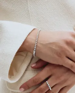 Detaljbild av rostfritt stålarmband med taktfast repetition av minipärlor