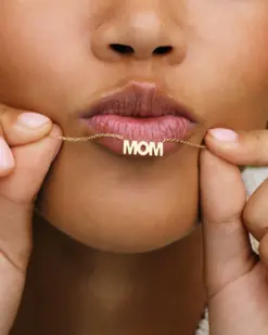 Mom gold necklace från Edblad – stilrent halsband som hyllar mamma