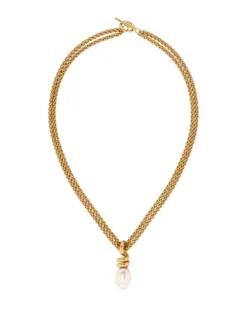 Detaljbild av guldpläterat halsband med vridbar design och imitationpärla