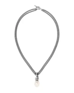 Detaljbild av rostfritt stål halsband med pärla och svängbar design