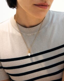 Swivel Pearl S Gold necklace från Edblad – elegant halsband med pärldetalj