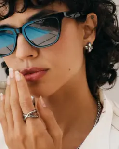 Detaljbild av rostfria stålörhängen med studs-design