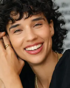 Alexa studs i guld från Edblad – eleganta små stiftörhängen