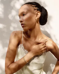 Grace hoops i guld från Edblad – eleganta stora örhängen