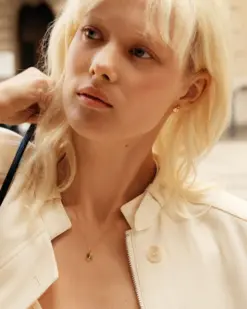 Leora guldstuds örhängen från Edblad i blank finish