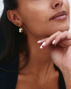 Lucky Mini gold hoops från Edblad med stiliserad fyrklöver