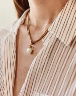 Swivel Pearl L Gold necklace från Edblad – elegant halsband i guld med pärldetal