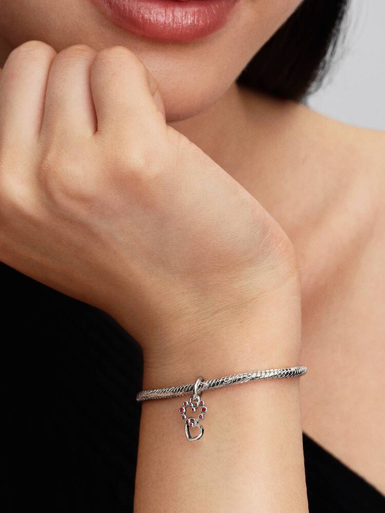 Pandora charm med röda stenar och hjärtan – elegant berlock