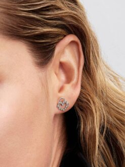 Detaljbild av Pandora stiftörhängen med glittrande glas