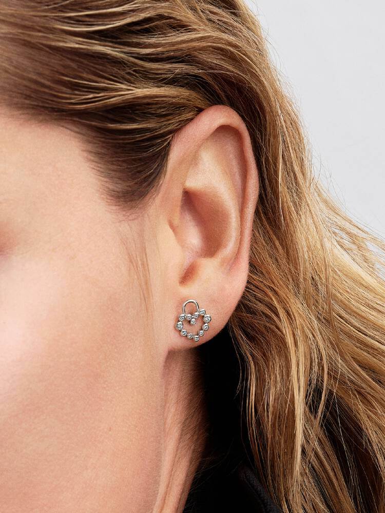 Detaljbild av Pandora stiftörhängen med glittrande glas