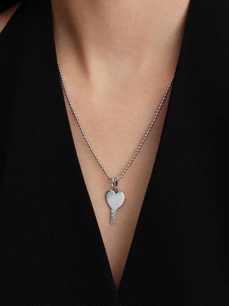 Detaljbild av Pandora graverbart hjärtformat hängsmycke