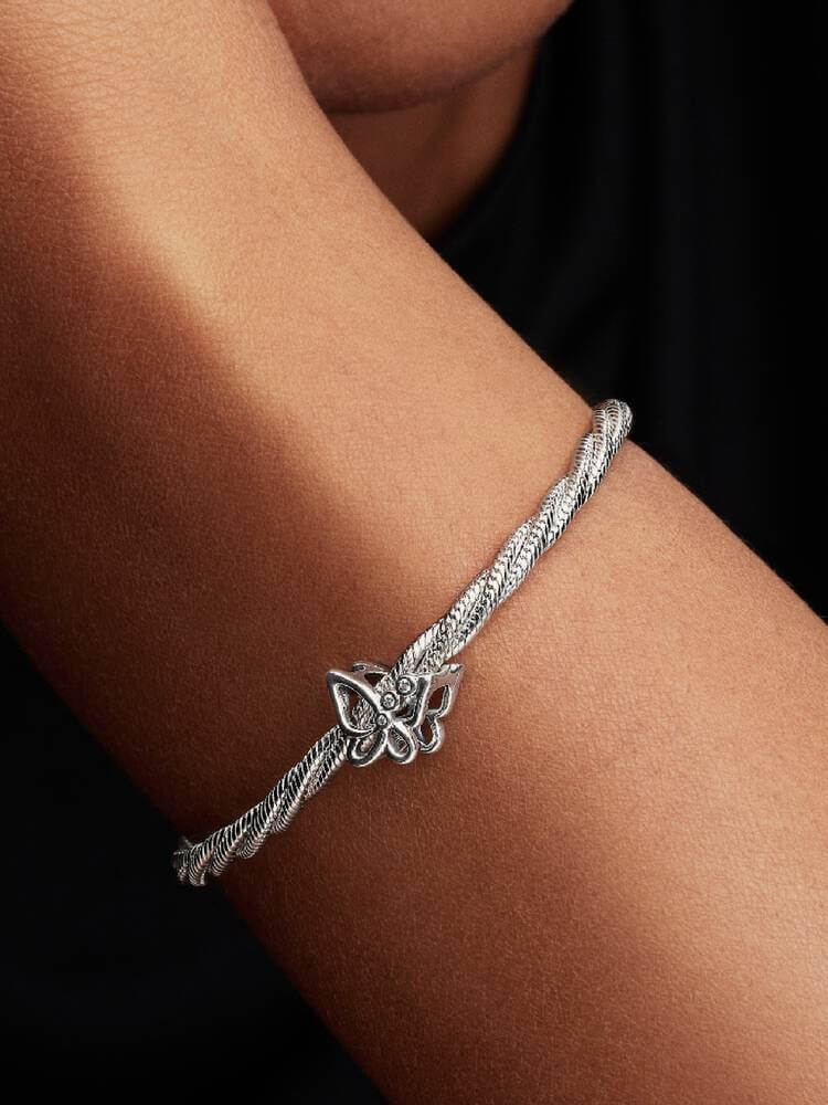 Pandora Butterfly Openwork Charm på vit bakgrund