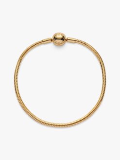 Pandora Ormkedjearmband på vit bakgrund