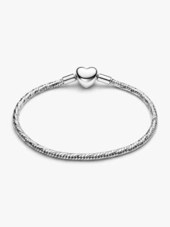 Pandora Facetterat ormkedjearmband med hjärtlås på vit bakgrund