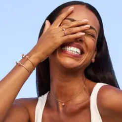 Caroline Svedbom Amelia Light Rose studs – elegant örhängen med ljus kristall