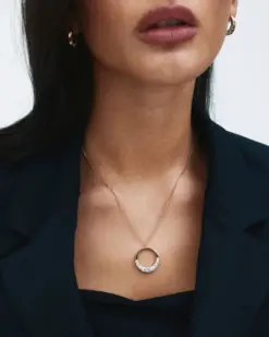 Edblad Monarch Necklace L Gold på modell med justerbar kedja