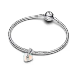 Pandora Shooting Star & Heart Dangle Charm på vit bakgrund
