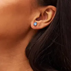 Caroline Svedbom Amelia Iceblue crystal studs – elegant örhängen i klar isblå nyans