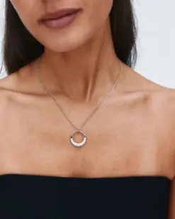 Edblad Monarch Necklace L Silver på modell med justerbar kedja