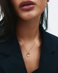 Edblad Monarch Necklace S Gold på modell med justerbar kort kedja