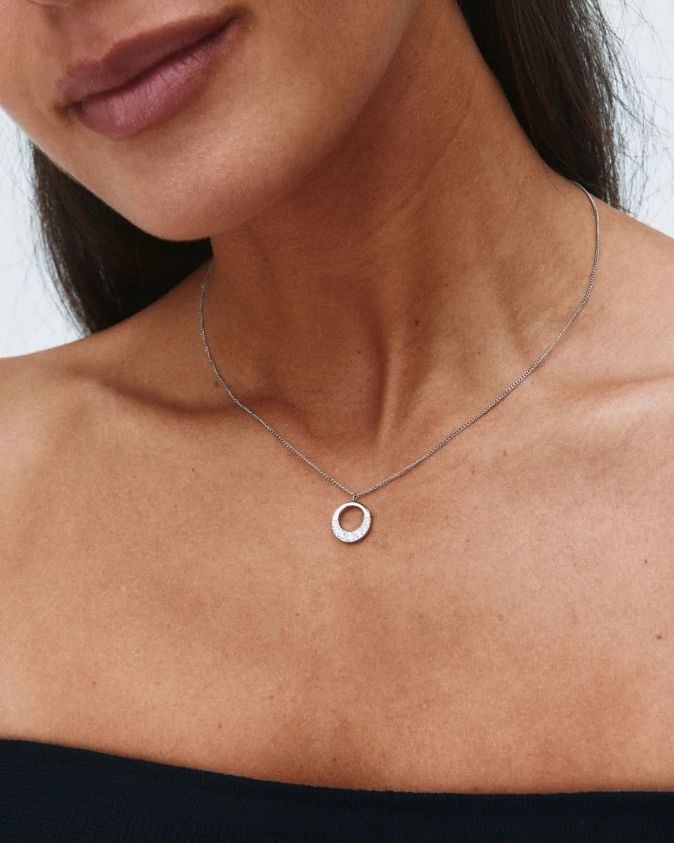 Edblad Monarch Necklace S Silver på modell med justerbar kort kedja