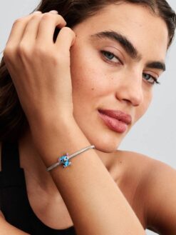 Pandora Stitch-berlock på modell med Moments-armband – Disney x Pandora Favorites sterlingsilver