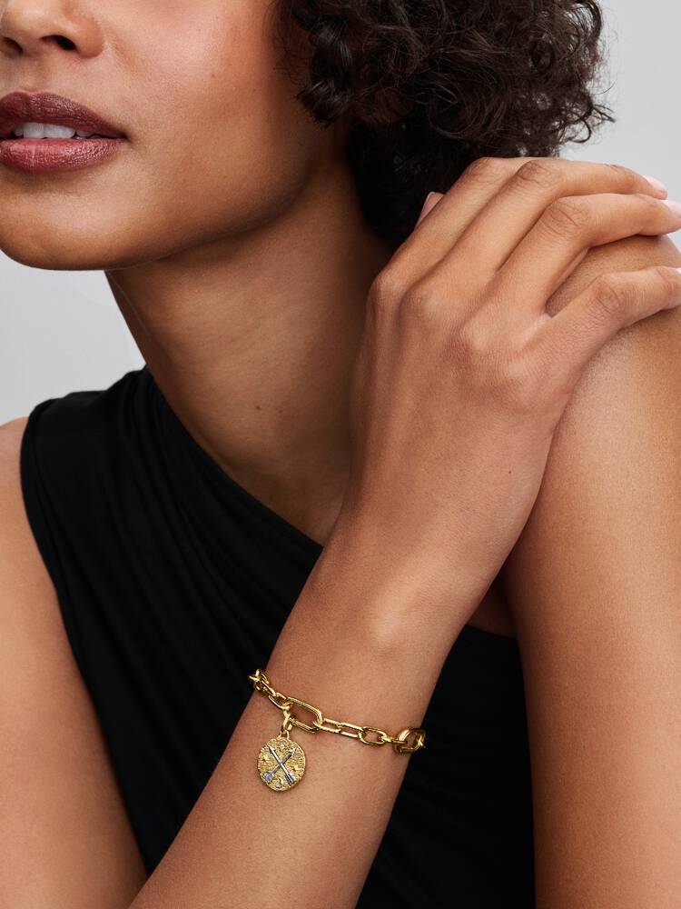 Pandora korsande pilar medaljongberlock på modell med Pandora ME-armband – guld och silver