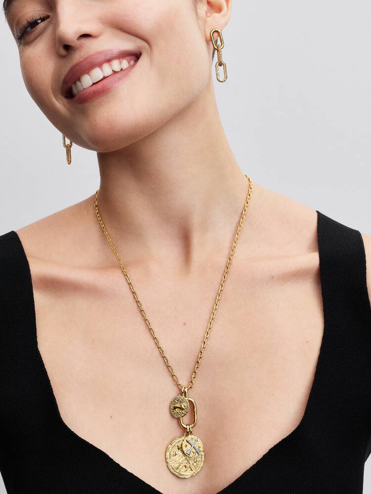 Baksida Pandora korsande pilar medaljong med gravyr AD MELIORA – mot bättre saker