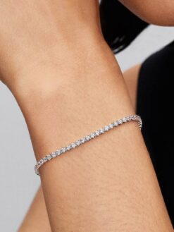 Pandora Gnistrande Tennisarmband på handled – elegant silverlook med zirkoner