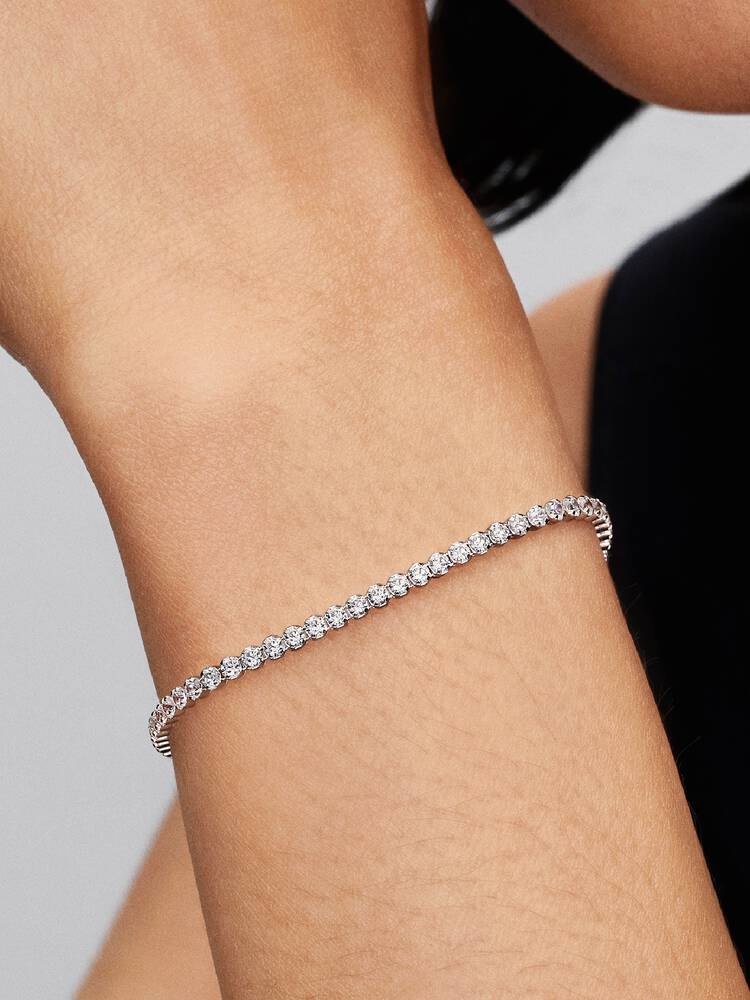 Pandora Gnistrande Tennisarmband på handled – elegant silverlook med zirkoner