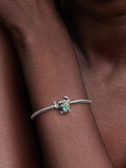 Närbild Pandora Stitch och Scrump – grönt muranoglas med emaljdetaljer