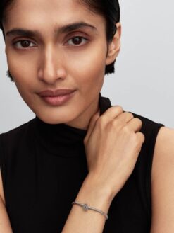 Närbild Pandora snigelberlock genombruten design – gnistrande stenar på skal och antenner