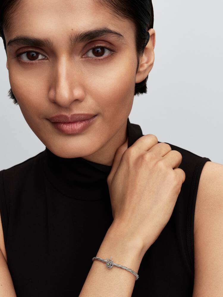 Närbild Pandora snigelberlock genombruten design – gnistrande stenar på skal och antenner