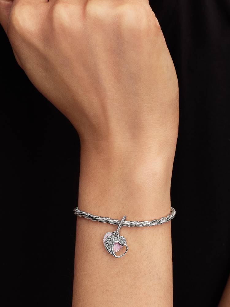 Pandora hjärtformad dubbel hängberlock på modell med Moments-armband – mamma dotter present