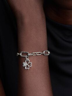 Pandora fyrklöver medaljongberlock på Moments-armband – lyckoberlock styling