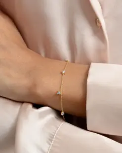 Celestia Bracelet Gold på handled – Syster P armband med zirkoner i guld