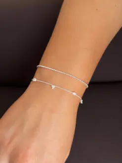 Syster P Celestia silverarmband på handled – layered look med zirkoner