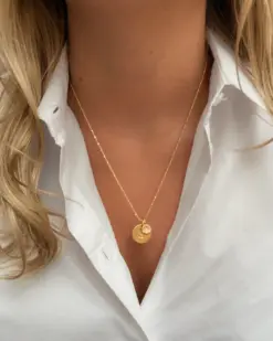 Beloved Birthstone June Gold på kedja – Syster P månadssten månsten med bokstavsberlock