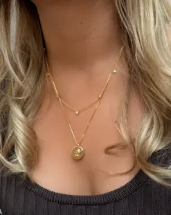 Beloved Birthstone April Gold på kedja – Syster P månadssten vit topas med bokstavsberlock