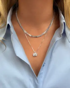 Beloved Birthstone March Silver på kedja – Syster P månadssten akvamarin med bokstavsberlock