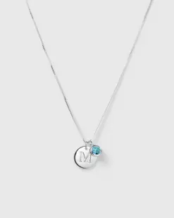 Närbild Syster P Beloved Birthstone september blå topas silver – månadssten med bokstavsberlock